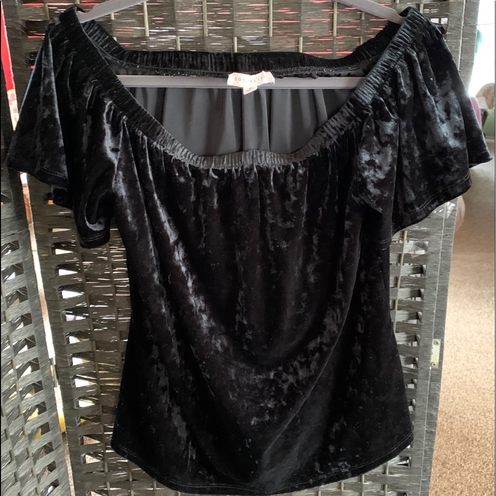 Beautiful velvet like black off the shoulder.
